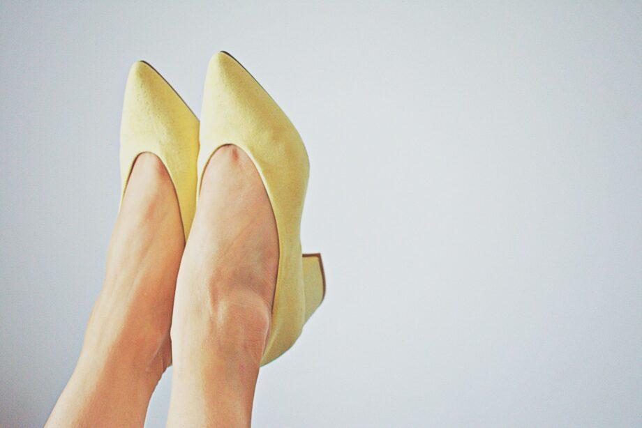 angezogene gelbe Schuhe