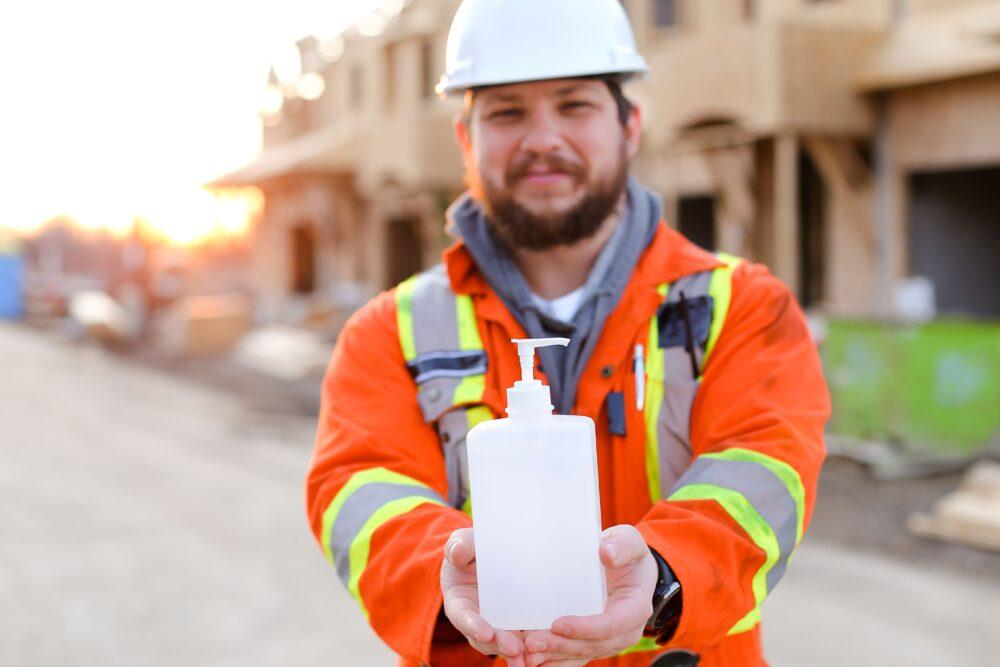 Konzentrieren Sie sich auf desinfizierende Seife, die der Ingenieur auf der Baustelle zur Verfügung stellt.