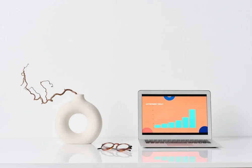 Marketing Laptop und Vase