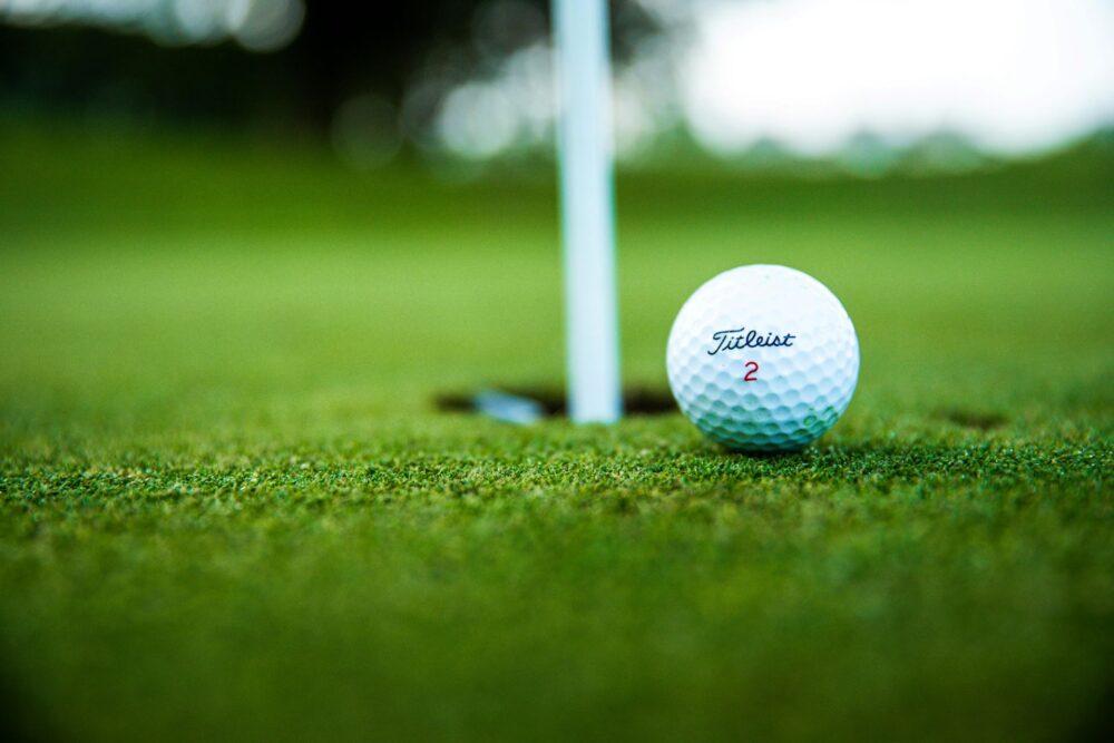 Golfball kurz vorm eingelocht werden