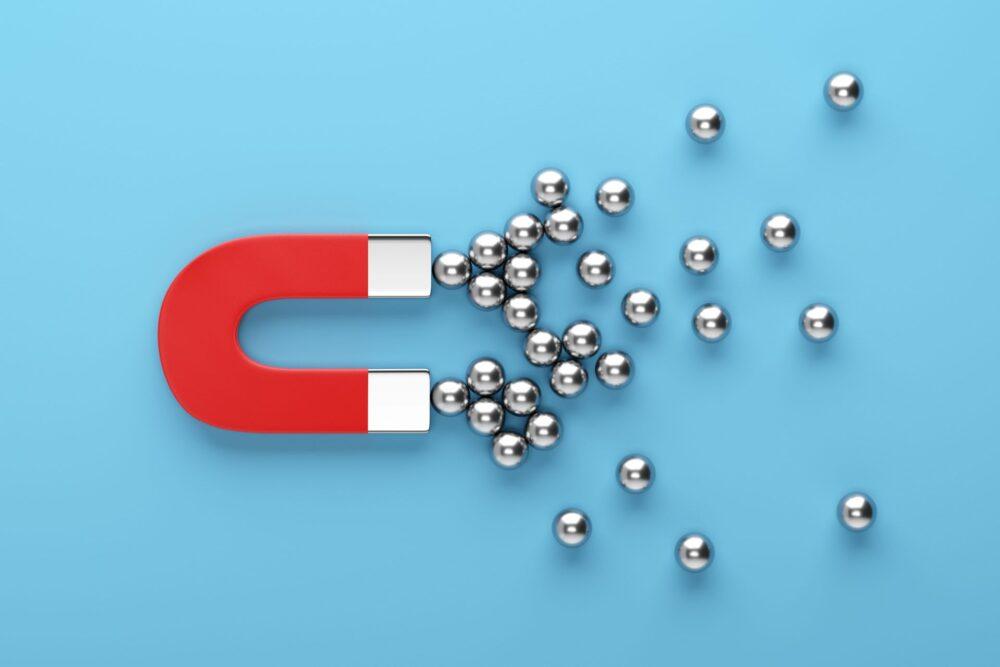 Ein Magnet zieht Metallkugeln an
