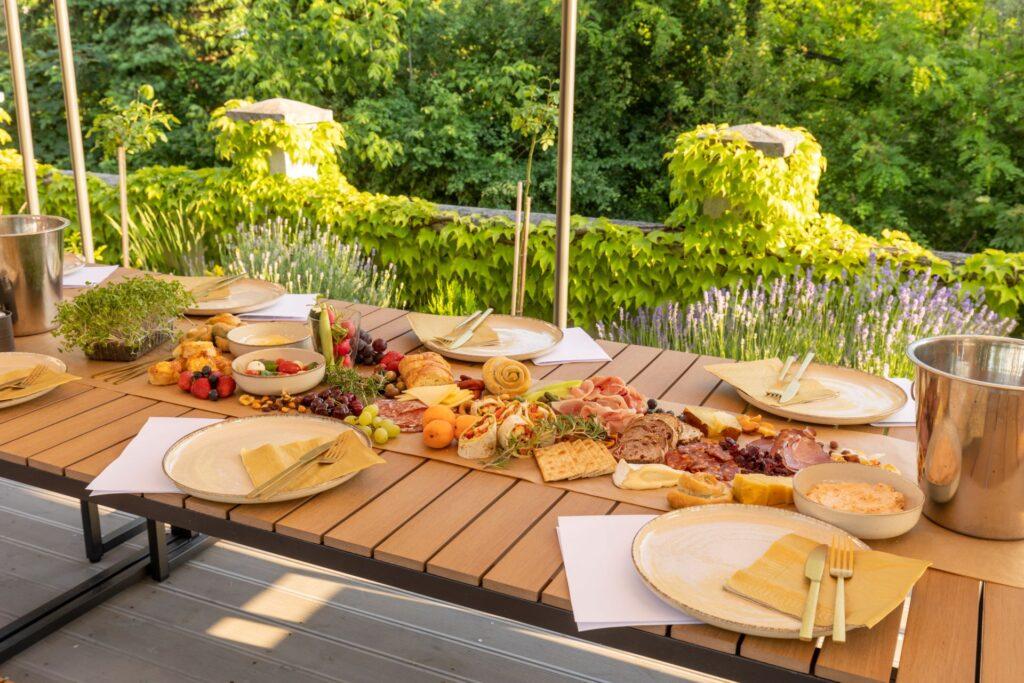 Essen im Freien an einem langen Tisch serviert