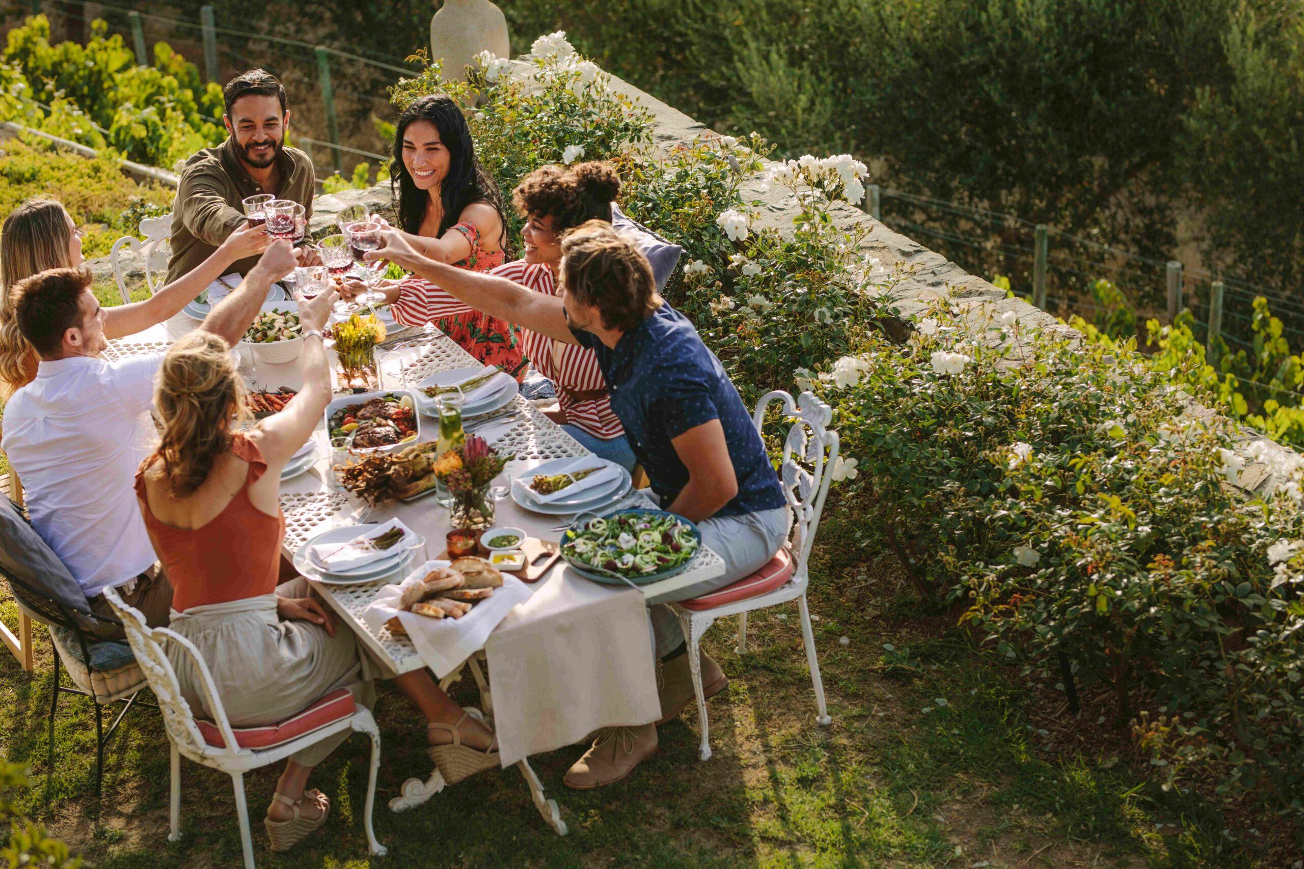 Eine Gruppe von Freunden stößt bei einer Dinnerparty auf Wein an