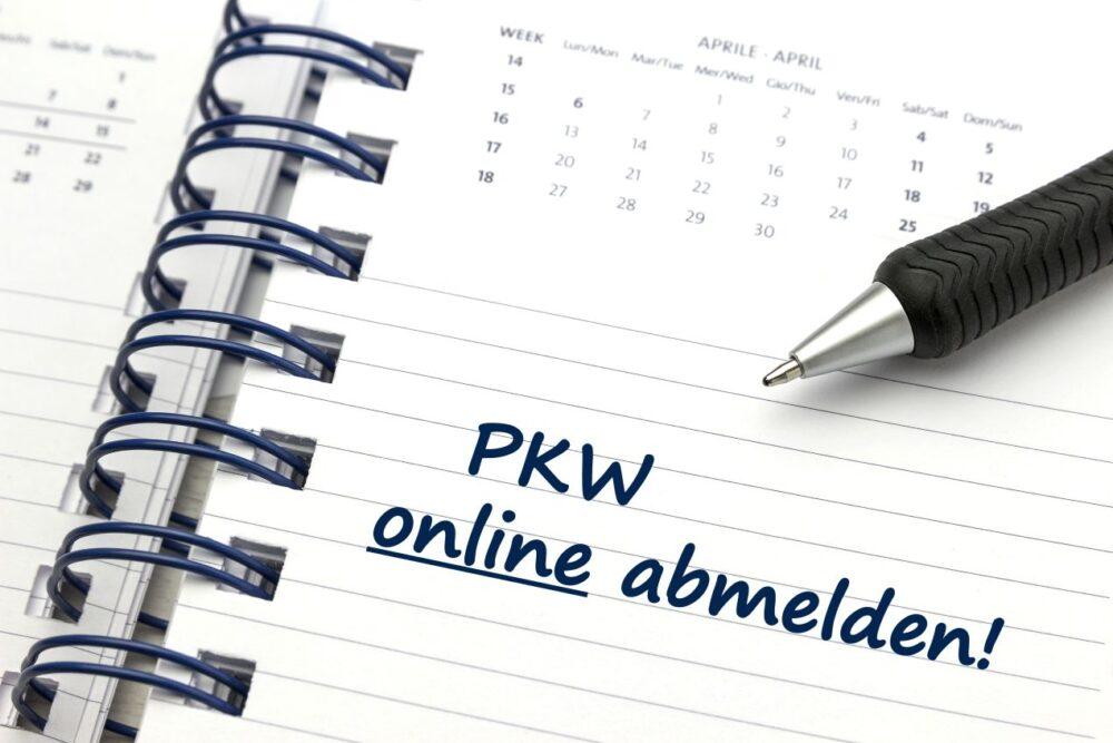 Notizbuch mit dem handschriftlichen Text ‚PKW online abmelden!‘ – Digitale KFZ-Abmeldung leicht gemacht.