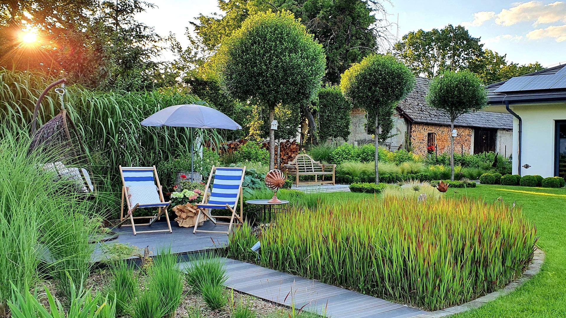 Sitzbereich im Garten mit Liegestuehlen | Beckenrandsteine