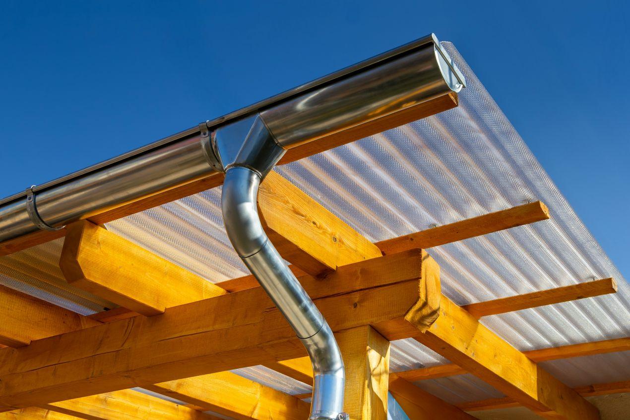 Lichtdurchlaessige Acrylglasplatten als Dach auf Holzunterkonstruktion – ideal fuer Terrasse oder Gartenhaus, jetzt online im Acrylglas Shop kaufen.