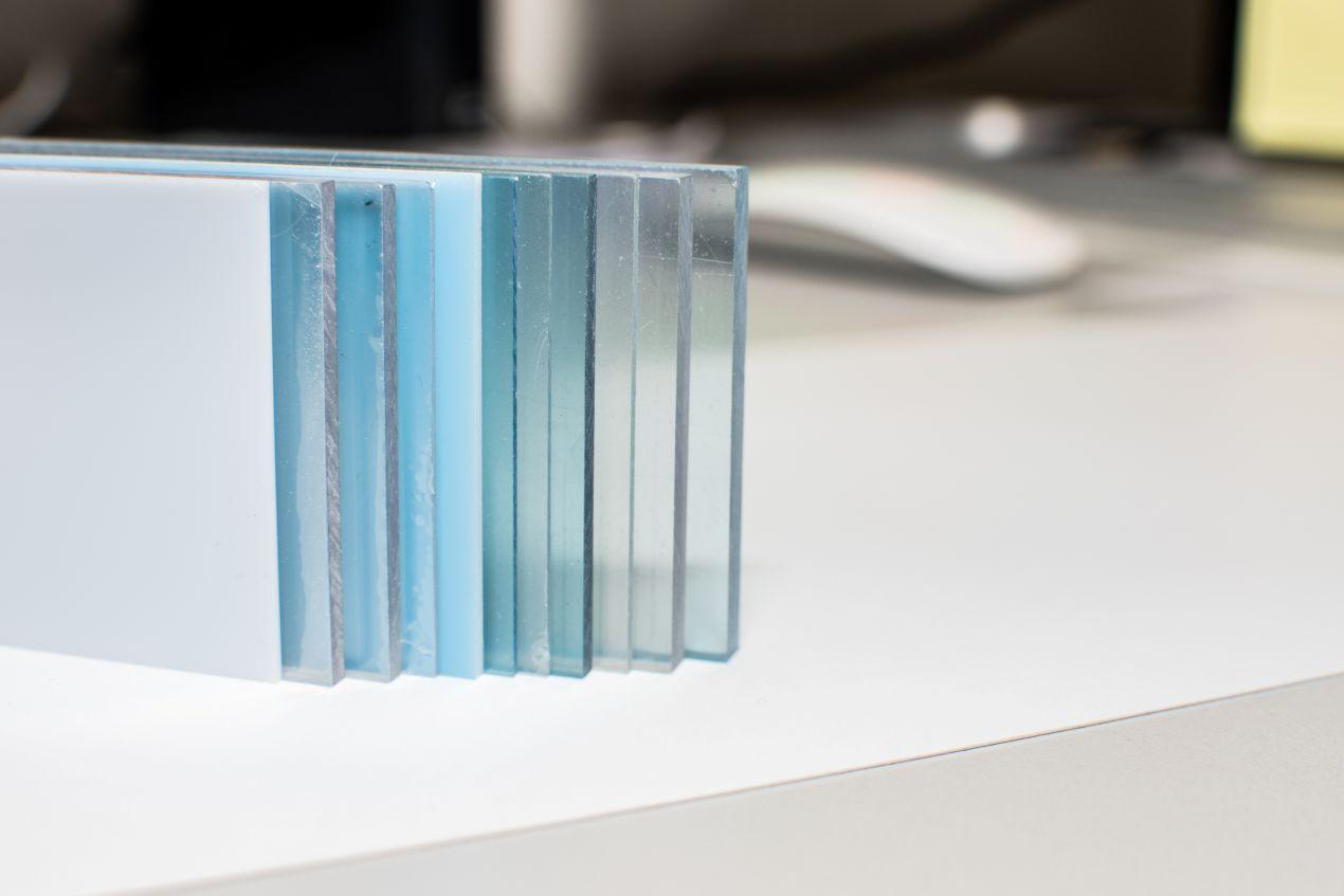 Muster unterschiedlicher Acrylglasplatten in klar, satiniert und opak – perfekt fuer individuelle Projekte, erhaeltlich im Acrylglas Shop mit Zuschnittservice.
