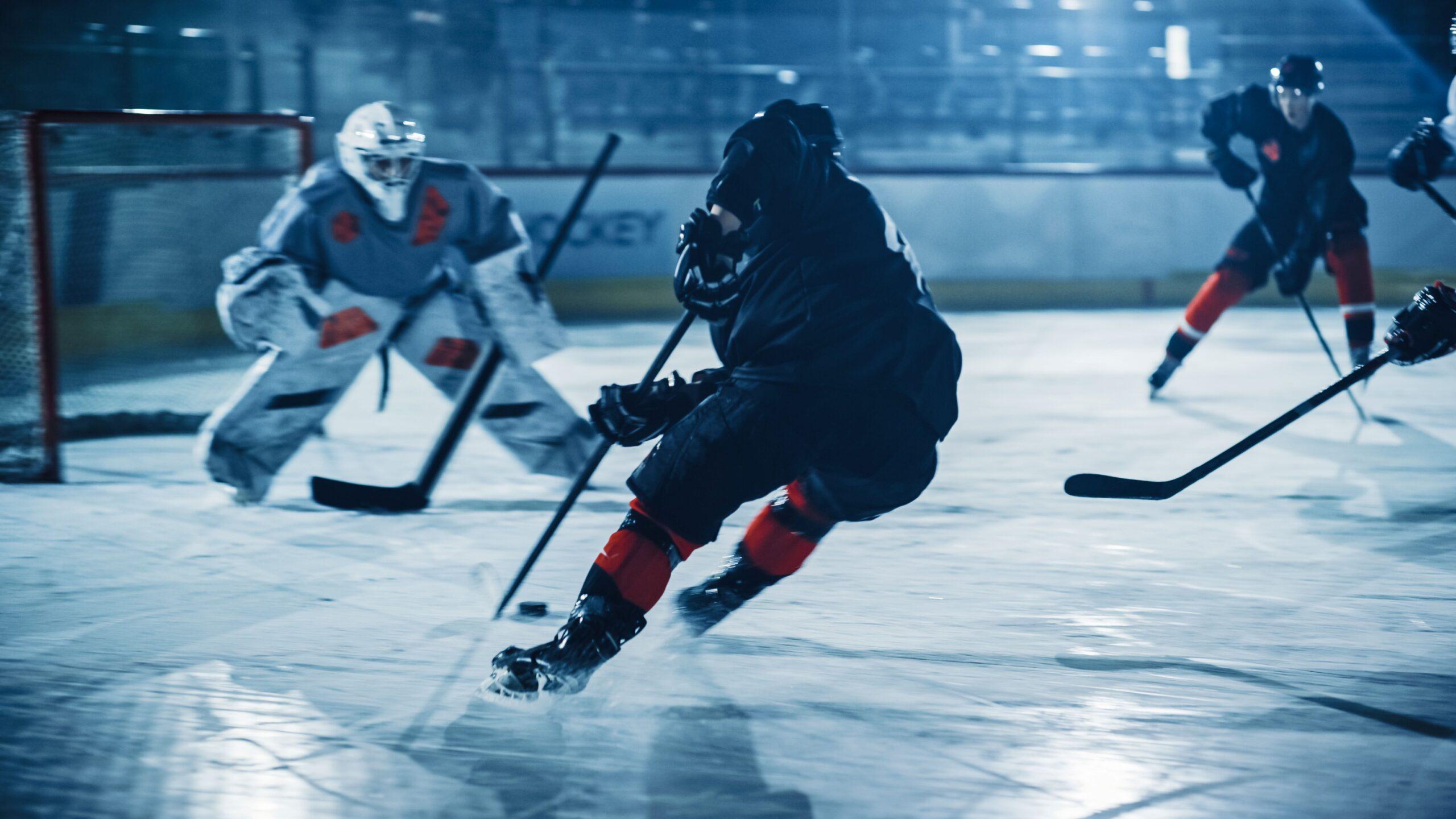 Eishockey Spieler im Angriff vor dem Tor