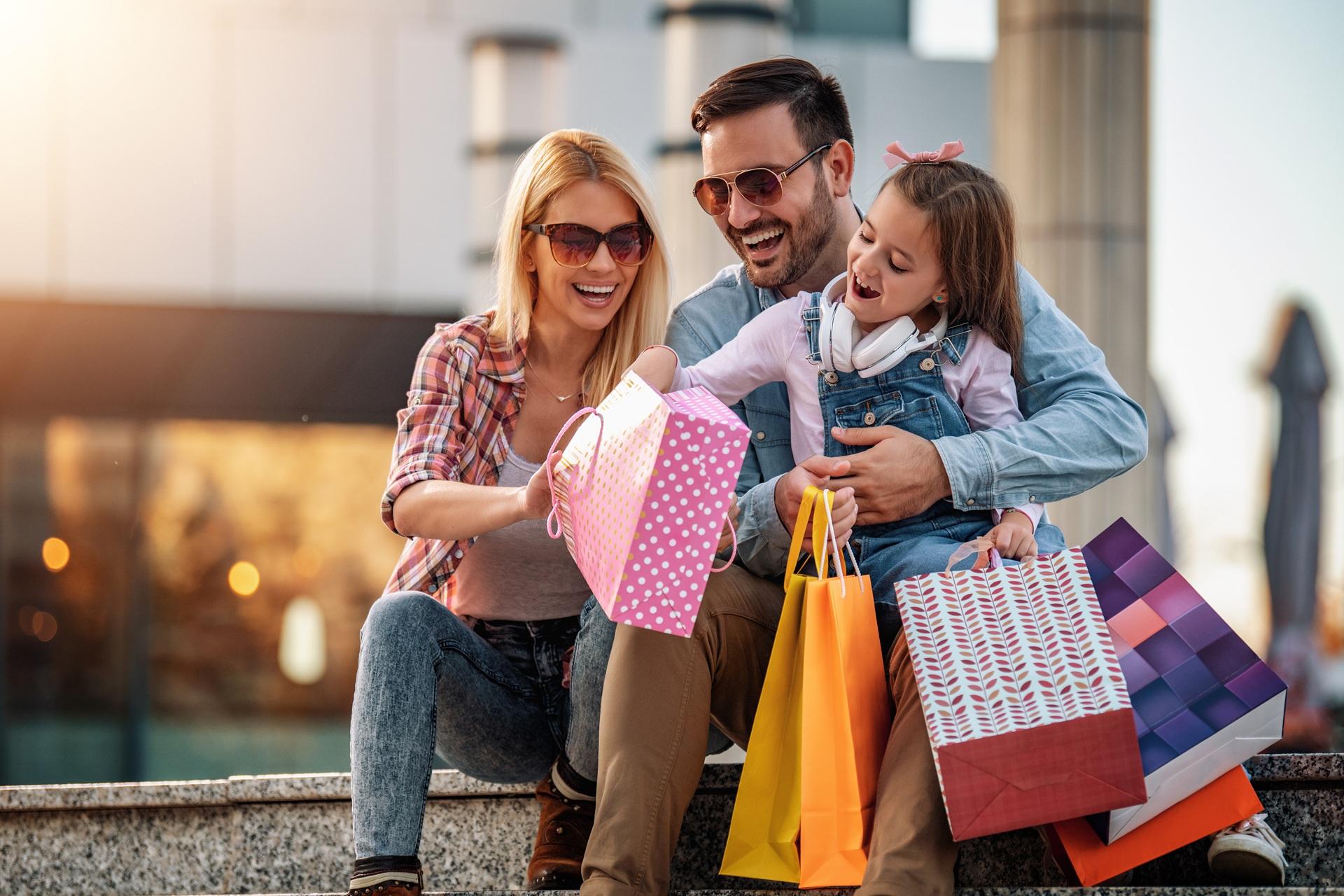 Familie genießt Shopping-Tag gemeinsam | Escort Service Mannheim 