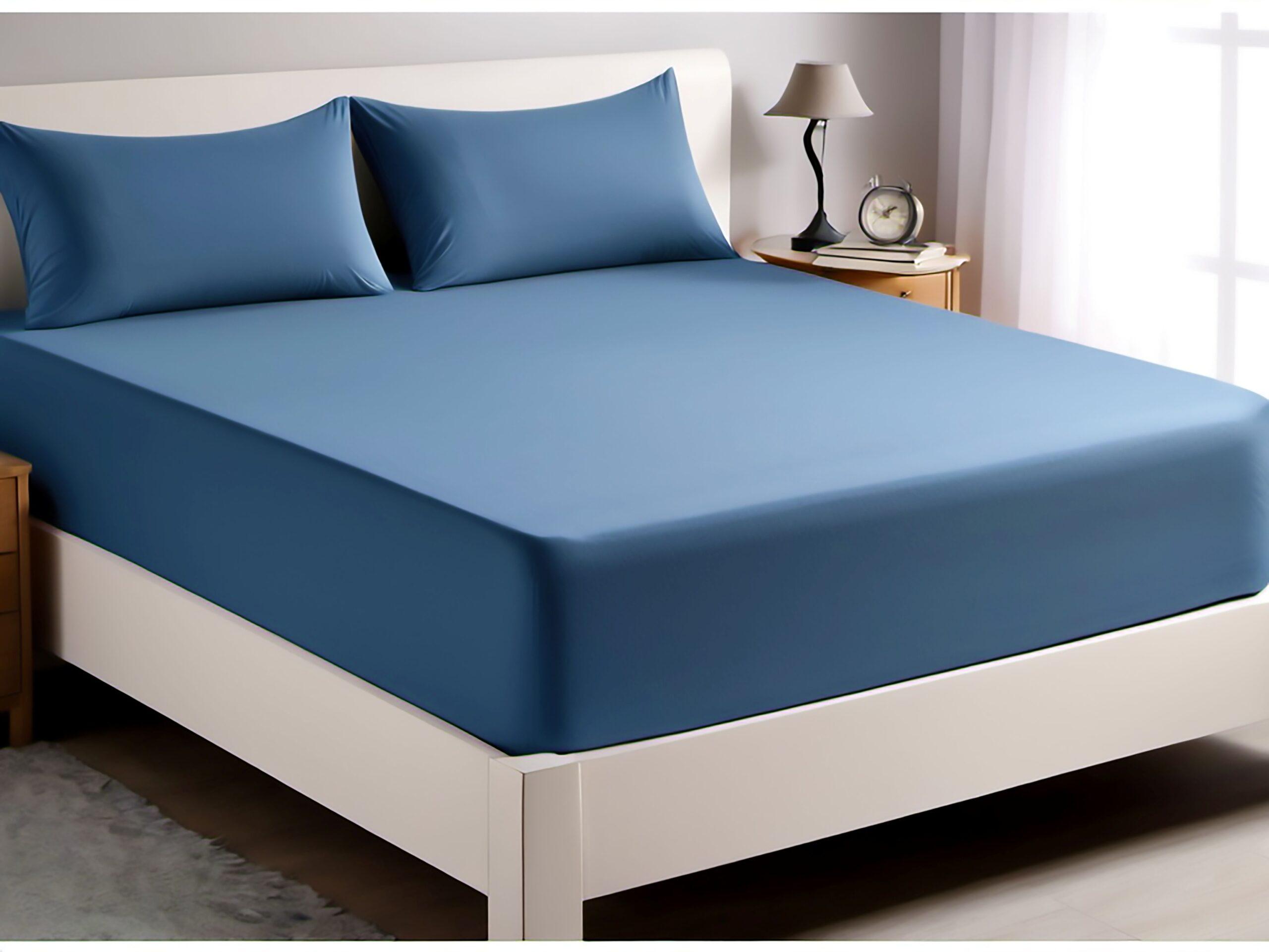 Blaues Spannbettlaken 200x200 auf einem weißen Bett, ordentlich aufgezogen in modernem Schlafzimmer