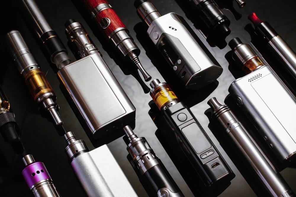 E-Zigaretten verschiedener Bauart | Base Liquid