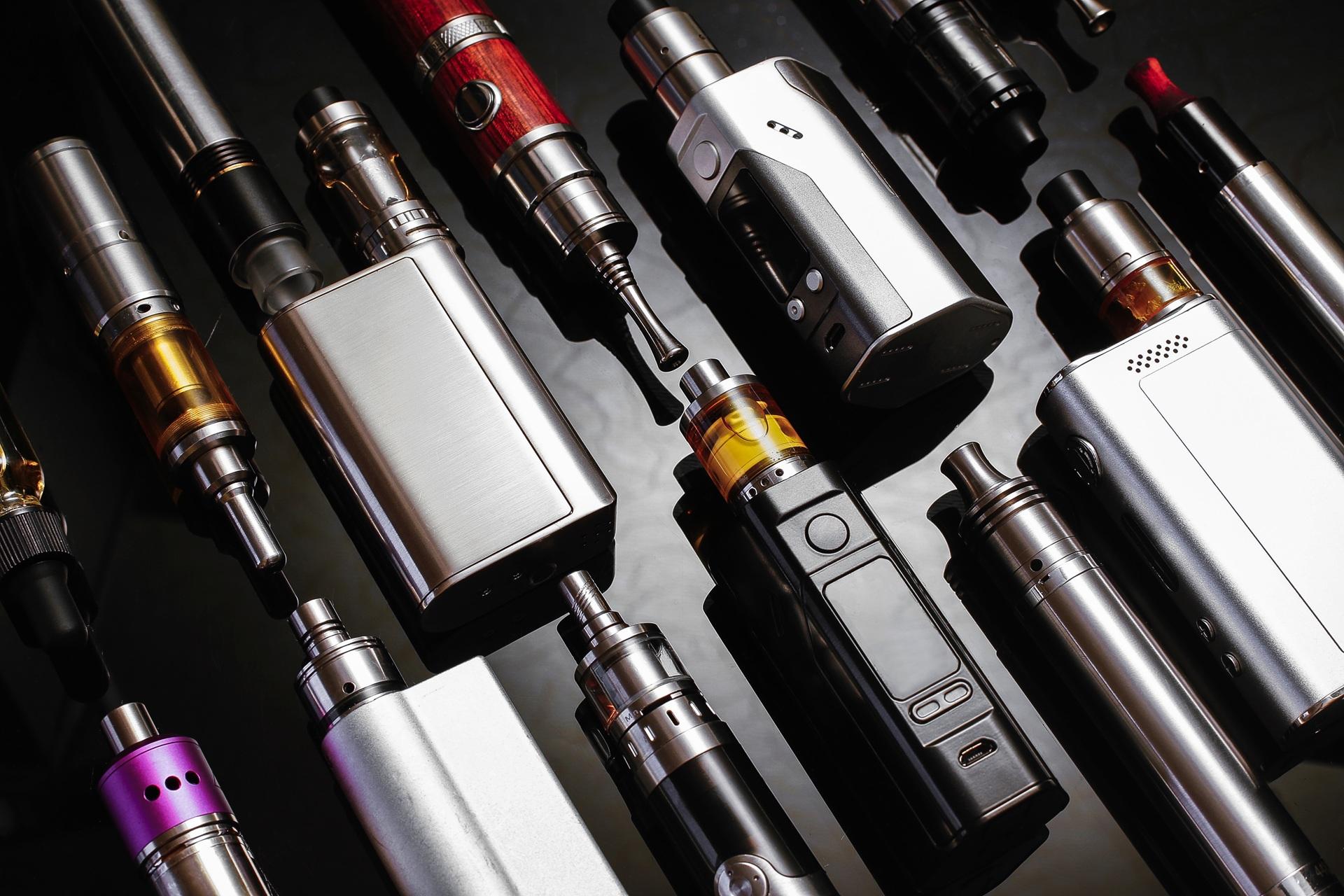 E-Zigaretten verschiedener Bauart | Base Liquid