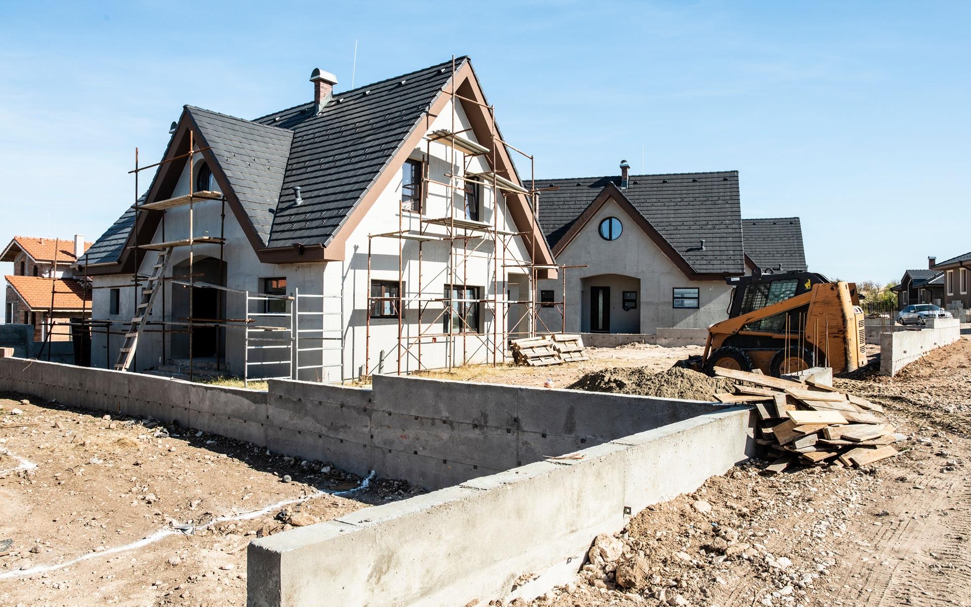 Baustelle mit Einfamilienhaus und Bagger | Fronius Symo