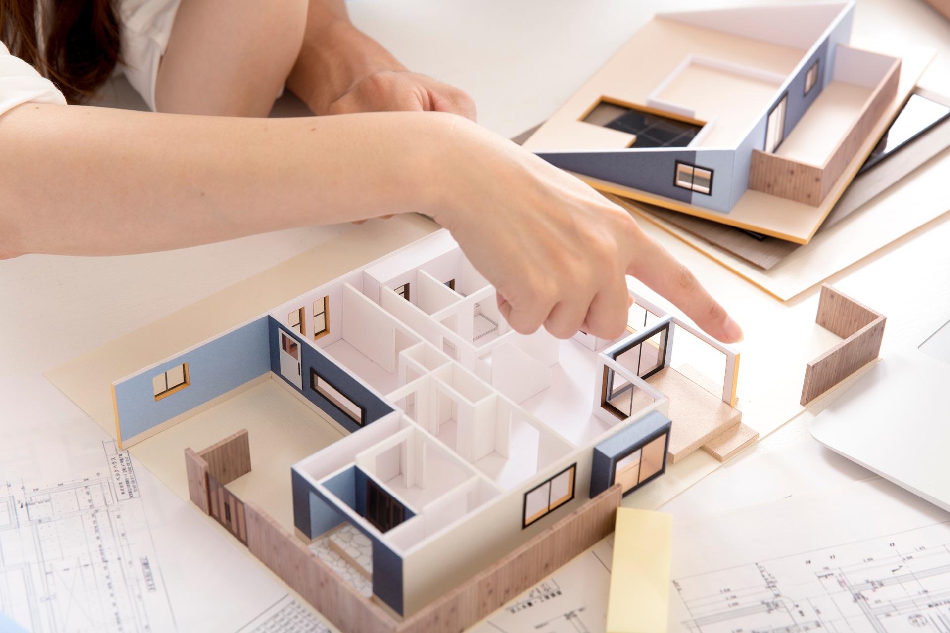 Architekturmodell mit Hand auf Grundriss | Fronius Symo