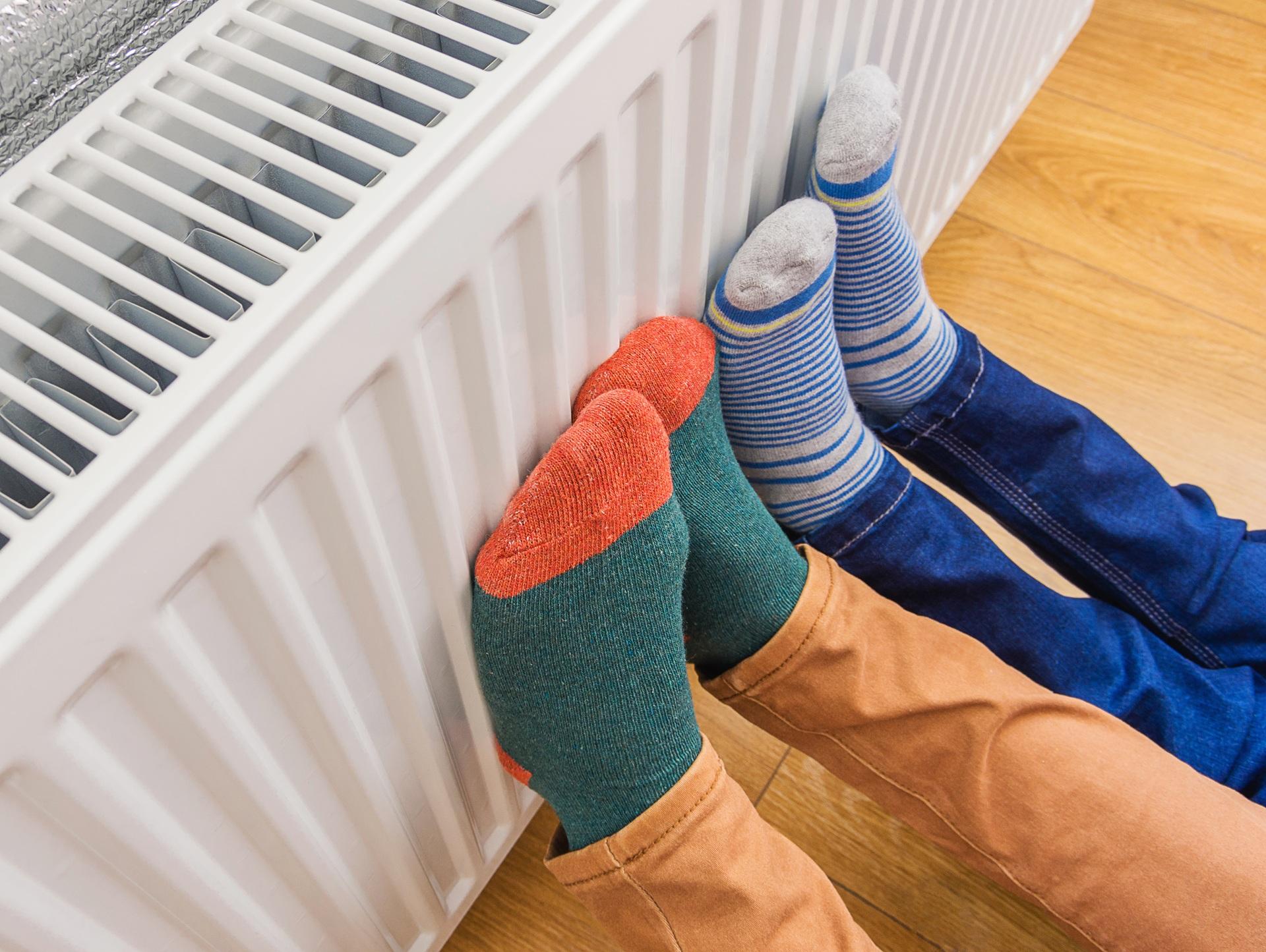 Kinderfuesse in Socken am Heizkörper | Heizölpreise in Sachsen