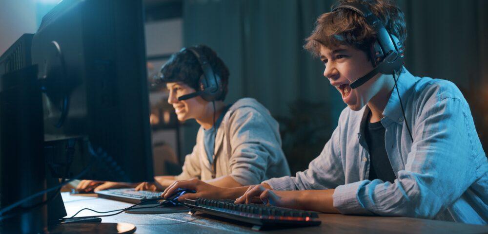 Zwei Jugendliche spielen begeistert gemeinsam am Computer | Palworld Server