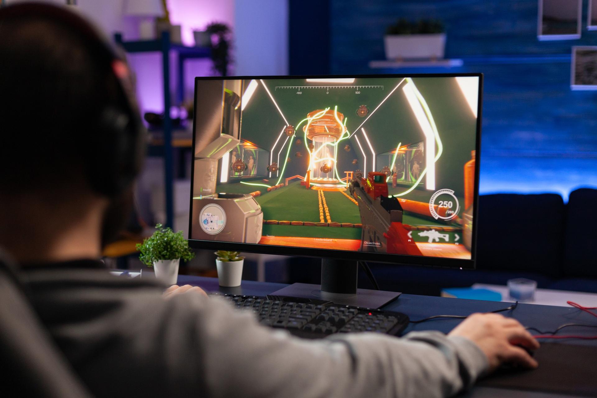 Person spielt futuristischen Shooter an Desktop-PC | Palworld Server