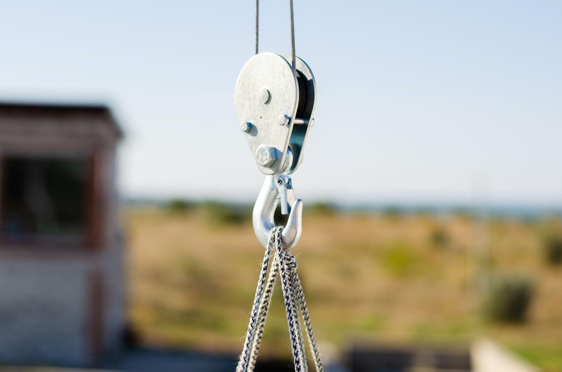 Seilrolle mit Haken einer Elektroseilwinde im Nahbereich