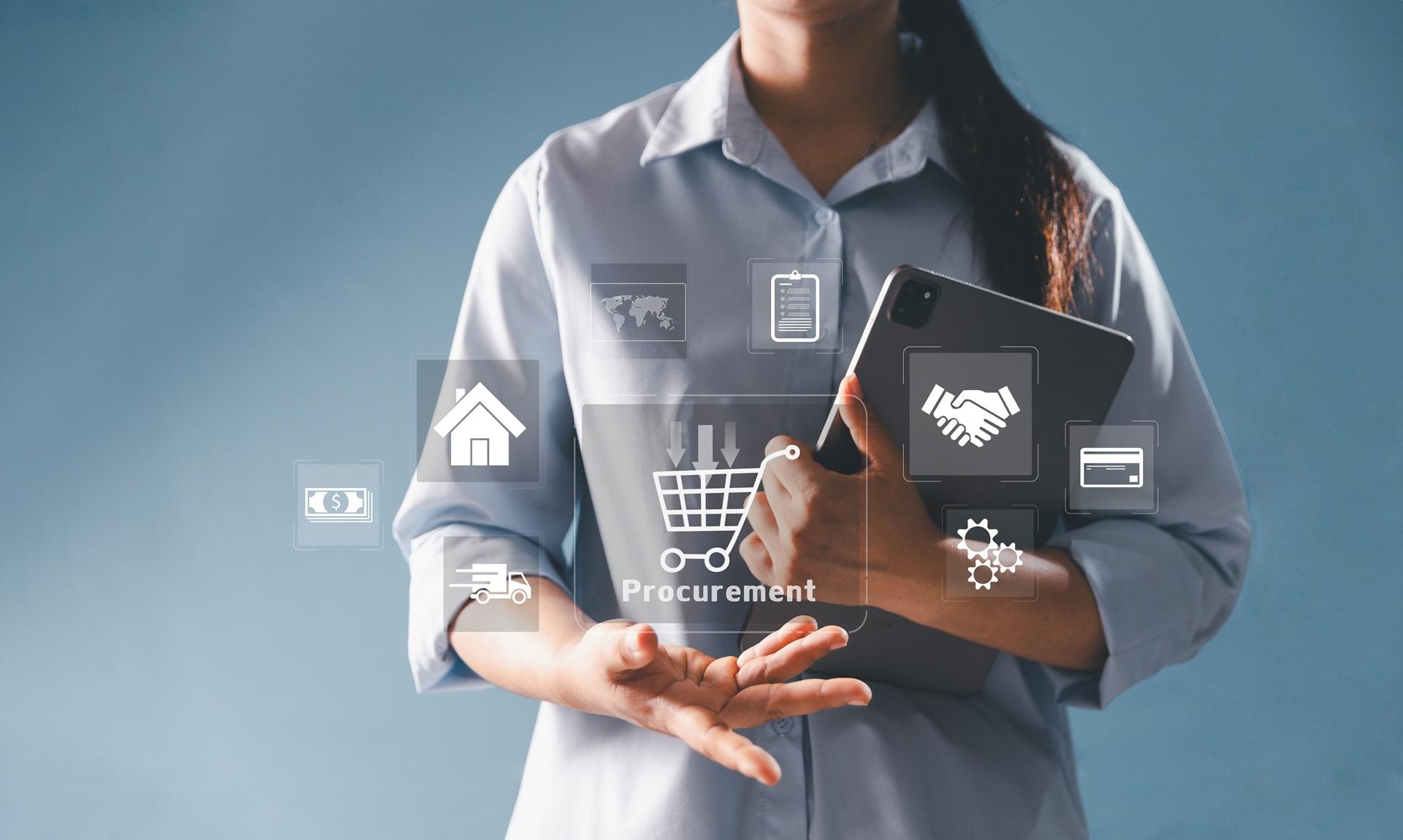 Geschäftsperson zeigt digitale Einkaufssymbole vor Tablet | Industriesauger Staub